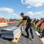 Een ervaren dakdekker Utrecht die een traditioneel dak inspecteert met moderne materialen in een levendige Utrechtse omgeving.